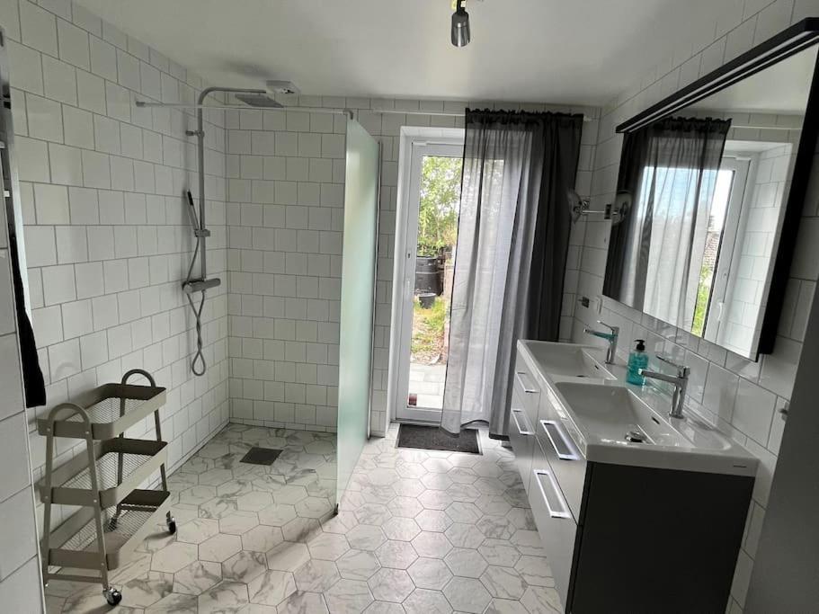 Villa Med Pool Och Bara 600M Till Havet! Trosa Ngoại thất bức ảnh